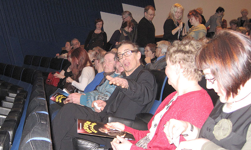 Teatteriyleisöä