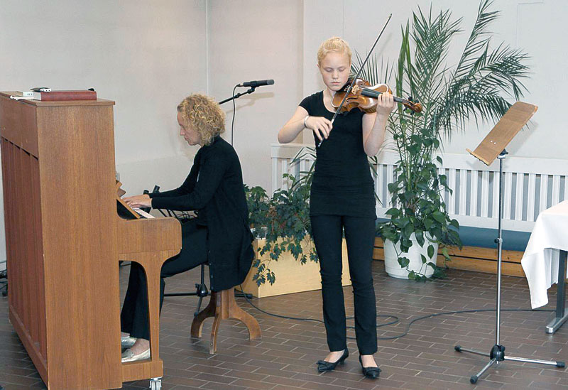 Päiväjuhlan musiikiannin antoi viulullaan Salla Niemi, säestäjänä Minna Ehrnrooth, piano