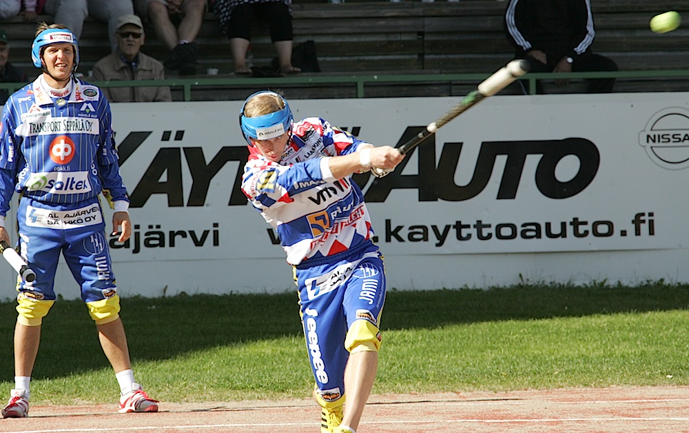 T_Lehesvuori iskee_taustalla_Ristimäki