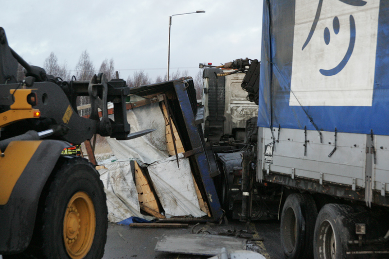 Puutavararekka kellahti nurin Hoiskossa