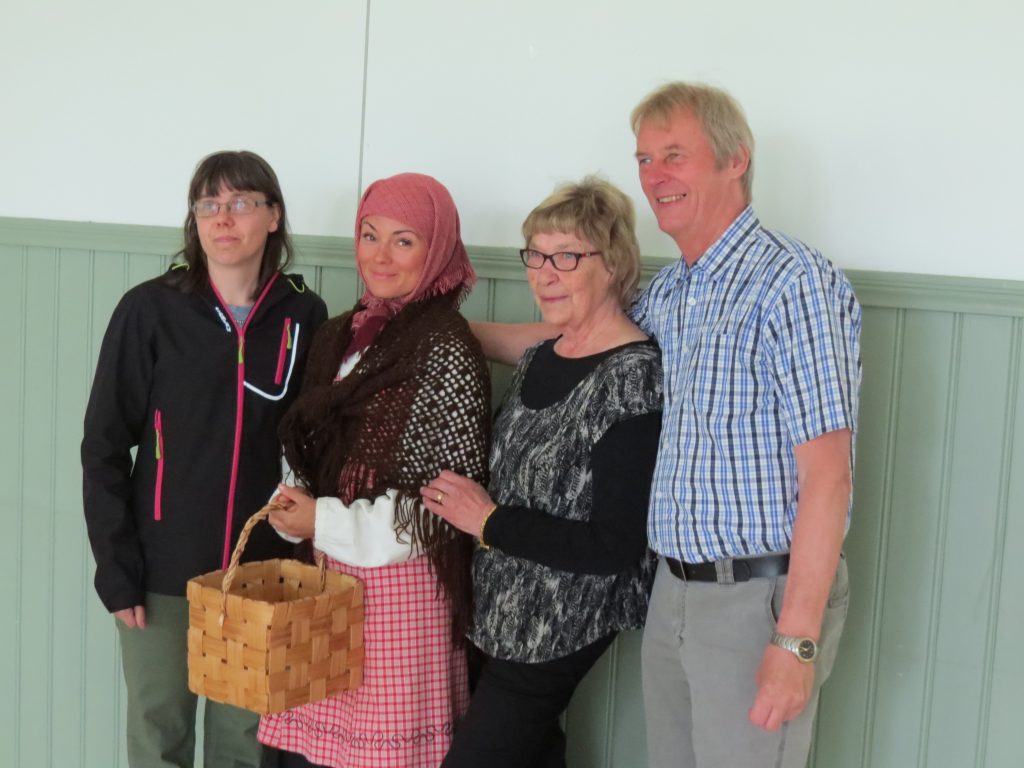 vas. jaana Laakso (näytelmän kirjoittaja) Heidi Hulila (monologin esittäjä), Tuula Hankaniemi (ohjaaja), Lasse Autio (Soini Seura, tilaaja ja näytelmän toteuttaja)