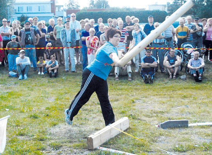 Virpi Mertaniemi_hirrenheitto_2011 Vuoden 2011 naisten sarjan Suomen mestarin Virpi Mertaniemen tyylinäyte. Virpillä lienee myös edelleen koko kilpailun historian pisin naistensarjan SM -ja samalla MM-tulos (jpnews.fi)