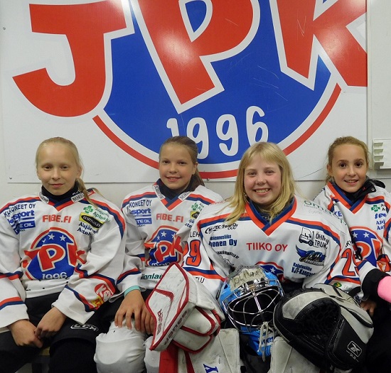 Tytöt Pohjola-leirille_
