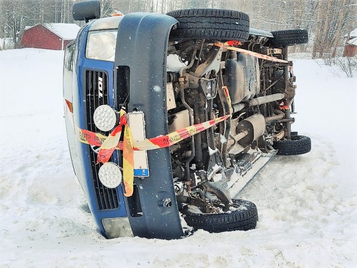 Pirttimäessä p-auto nurin_