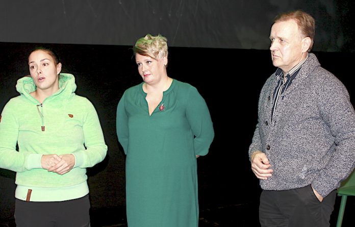 Toimitusjohtaja Jonna Pietilä (kesk.) jättää tehtävänsä Ähtärissä puolentoista vuoden työrupeaman jälkeen heinäkuun lopussa 2019. Vasemmalla kuvassa pandahoitaja Anna Palmroth sekä helmikuun alussa eläkkeelle jäänyt intendentti Mauno Seppäkoski eläinpuiston yleisötilaisuudessa vuoden alussa.