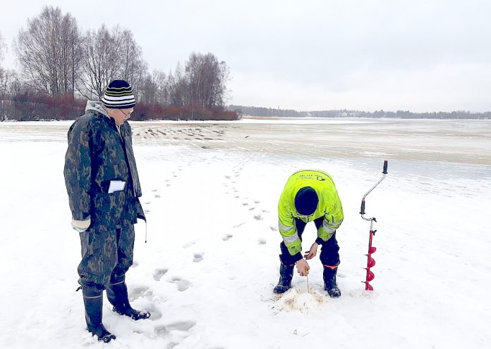 Alavudenjärven jäänmittausta