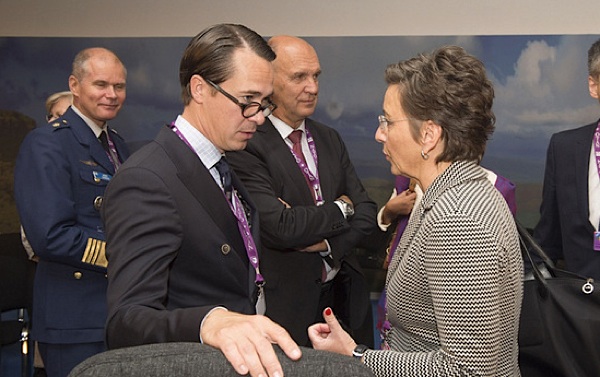 Puolustusministeri Carl Haglund