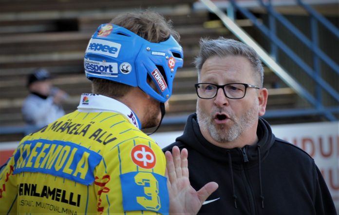Risto Ojanperä ohjeistaa