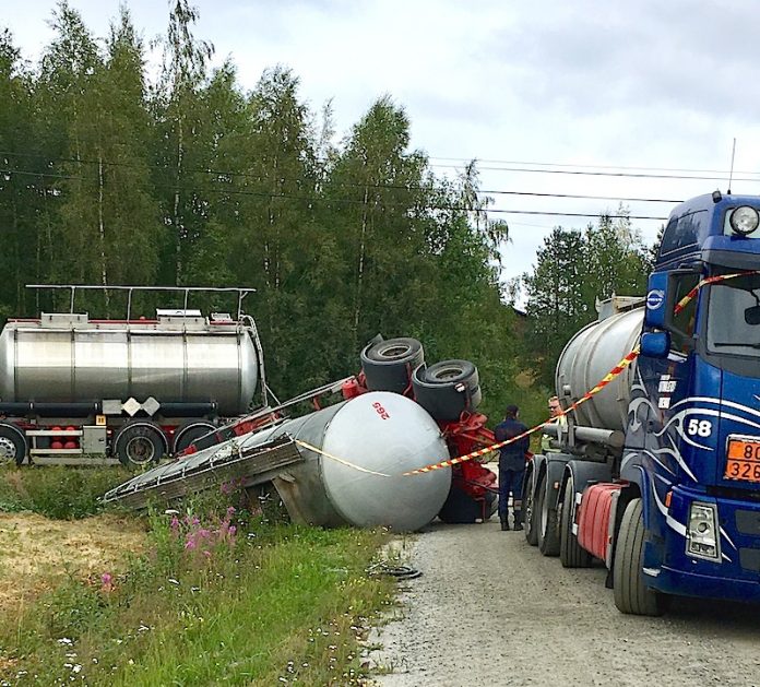 Säiliörekka_nurin_Länsitiellä