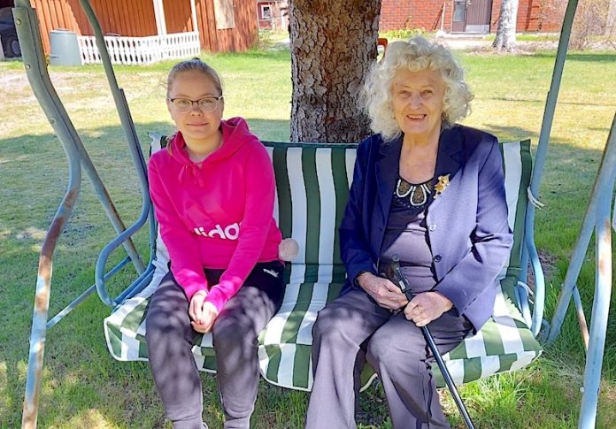 Hanna ja Eila_pestuu